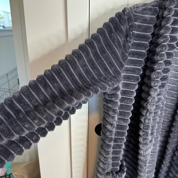 Anthropologie Mariposa Gray Fuzzy Soft Robe Lounge Cozy Size M/L - Picture 4 of 9